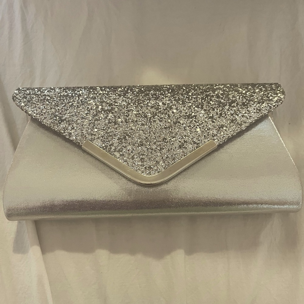 Woman’s large capacity clutch/chain purse
